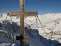 18_Gipfelkreuz mit Tiefblick zur Haeuselalm